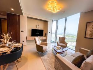 ein Wohnzimmer mit einem Sofa und einem Tisch in der Unterkunft STAY BY LATINEM Luxury 2BR Holiday Home CV B1309 Near Burj Khalifa in Dubai