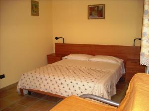 RoddinoにあるCascina Riccaのベッドルーム1室(ベッド2台付)