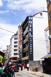 un bâtiment avec un panneau sur le côté d'une rue dans l'établissement Hotel Grand İstanbul, à Istanbul