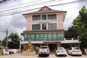 een gebouw waar auto's voor geparkeerd staan bij OYO 75408 Tipsiri Place in Chiang Mai