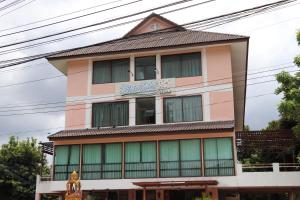 een roze gebouw met een bord erop bij OYO 75408 Tipsiri Place in Chiang Mai