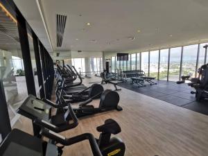 Fitnesscentret og/eller fitnessfaciliteterne på 2 Bedroom Luxurious Family Apartment next to Pacific Fair - Broadbeach Gold Coast GC22