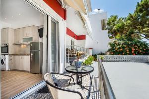 a patio with a table and chairs on a balcony at Malama BH Pico in Potos
