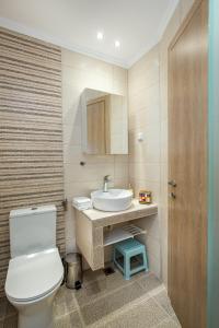 La salle de bains est pourvue de toilettes et d'un lavabo. dans l'établissement Malama BH Pico, à Potos