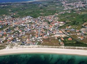 - une vue aérienne sur la ville et l'océan dans l'établissement Vistamar Galicia Rua Muralla, à Ribeira