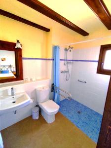 e bagno con servizi igienici, lavandino e doccia. di Hotel Albarrán ad Albarracín