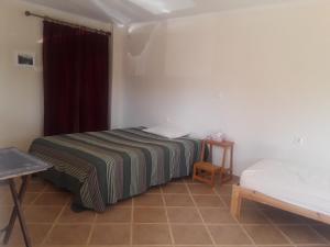 Dormitorio pequeño con cama y mesa en Alpha House en Plaka