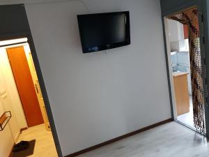 Habitación con TV de pantalla plana en la pared en Mieszkanie jednopokojowe Bolesławiec w centrum - wymagana kaucja zwrotna, en Bolesławiec