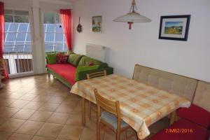 a living room with a table and a couch at Ferienwohnung Neuendettelsau - Nähe Nürnberg - Schnelles Wlan in Neuendettelsau