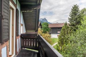 uma varanda com vista para as montanhas em Fewo im Blauen Haus Dg em Garmisch-Partenkirchen