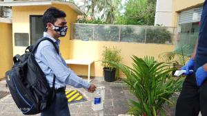 Un uomo con una maschera facciale e uno zaino. di Zip By Spree Hotels Hyde Goa a Goa Velha