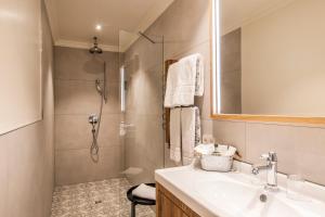 Koupelna v ubytování Berghaus Schröcken - Hotel Apartments Spa