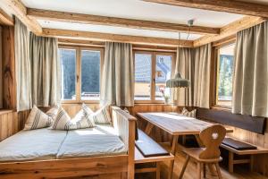 Postel nebo postele na pokoji v ubytování Berghaus Schröcken - Hotel Apartments Spa