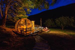 拉費里耶爾的住宿－bulle de nuit，夜晚在院子中间的一个凉亭