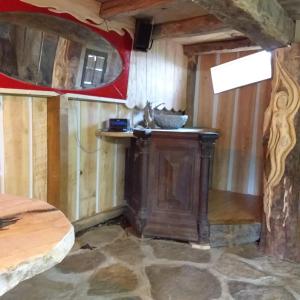 una camera con tavolo e parete in legno di Village.insolite a Montagny-sur-Grosne