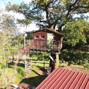 una casa sull'albero seduta sopra un albero di Village.insolite a Montagny-sur-Grosne