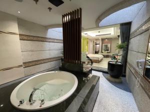 uma casa de banho com um lavatório e um quarto em Minimalist Fashion Motel em Taoyuan