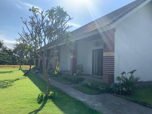 Zahrada ubytování Tamiu Guesthouse at Desa Wisata Keramas Near Keramas Surf Beach
