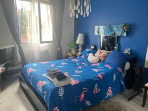 niebieska sypialnia z łóżkiem z niebieską kołdrą w obiekcie ELLO HAPPINESS HOME place to be in pau w mieście Pau