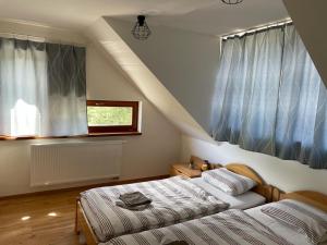 A bed or beds in a room at Mýto apartmán Poľana