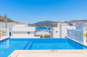Bazén v ubytování Villa with a private pool, rooftop Bar & very close to beach nebo v jeho okolí
