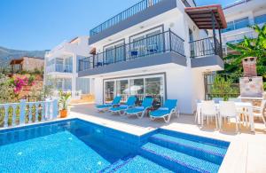 Bazén v ubytování Villa with a private pool, rooftop Bar & very close to beach nebo v jeho okolí