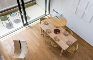 uma mesa de madeira e cadeiras num quarto em Rivus Apartments em Omiš