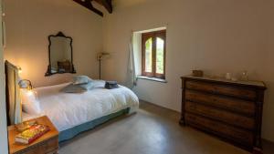 um quarto com uma cama, uma cómoda e uma janela em Villa Terre Normanne 16, Emma Villas em Castiglione di Sicilia