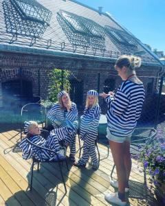 un gruppo di persone vestite da zebre sedute su un ponte di Fengselshotellet i Arendal ad Arendal Altre 27 foto