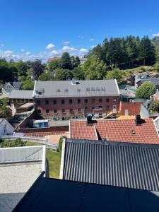 una vista aerea di un grande edificio in mattoni di Fengselshotellet i Arendal ad Arendal