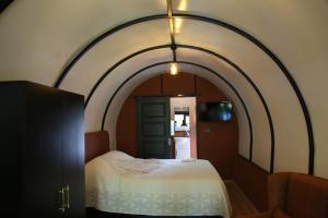 a bedroom with a bed and an archway at Ozyo Sapanca Village in Sapanca