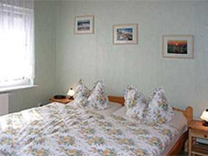 Un dormitorio con una cama con almohadas encima. en Rügen Fewo 186, en Klein Gelm