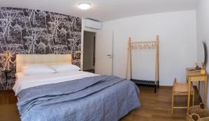 een slaapkamer met een bed en een muurschildering bij Rivus Apartments in Omiš