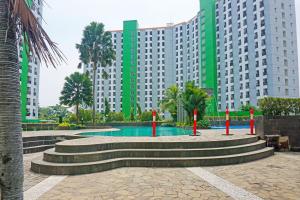 uma piscina no meio de uma cidade com edifícios altos em Collection O GLV Tower B em Tangerang