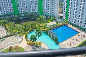 einen Blick über einen Pool in einer Stadt in der Unterkunft Collection O GLV Tower B in Tangerang