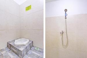 ein Bad mit einer Dusche und einem WC in der Unterkunft SPOT ON 91521 Mayong Guesthouse in Jepara