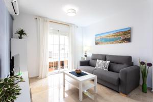 Ein Sitzbereich in der Unterkunft Holidays2Malaga Capuchinos French balconies, private parking, WiFi & Air con
