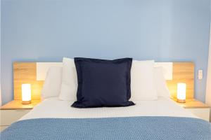 Ein Bett oder Betten in einem Zimmer der Unterkunft Holidays2Malaga Capuchinos French balconies, private parking, WiFi & Air con