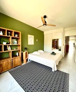 Ένα ή περισσότερα κρεβάτια σε δωμάτιο στο 2 Bedrooms - Sea View Apartment