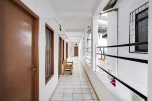um corredor de um edifício vazio com cadeiras em OYO 91546 Dewi Sudirman Homestay em Bandung