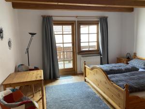 a bedroom with two beds and a window at Gästehaus Winzerhof Bader in Heuchelheim-Klingen