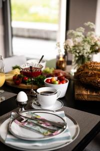 Fiskå的住宿－Moens Motell，餐桌上放有盘子和碗的食物