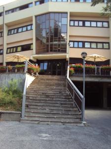 ein Gebäude mit einer Treppe vor einem Gebäude in der Unterkunft Casa nel bosco in Livata