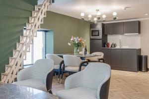 een keuken en een eetkamer met een tafel en stoelen bij Bens The Walton in Amsterdam