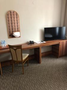 Televízia a/alebo spoločenská miestnosť v ubytovaní Hotel Krystyna