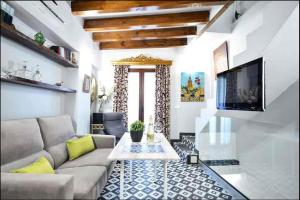 un soggiorno con divano e tavolo di Typical Sevillan 2 bedroom unit a Siviglia