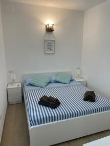 una camera da letto con letto a righe blu e bianche di Cà di GIACO a Moneglia