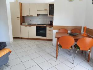 Kuchyň nebo kuchyňský kout v ubytování Apartmani Ruk
