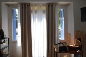 Televízia a/alebo spoločenská miestnosť v ubytovaní AUX 4 LOGIS Appart-hotel - Studio Le City - Petit déjeuner inclus 1ère nuit