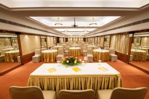 una grande stanza con tavoli e sedie in una stanza con tavoli e sedie di The Carlton Kodaikanal a Kodaikānāl